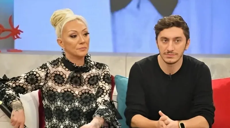 Sanatçı Güllü ve oğlu.