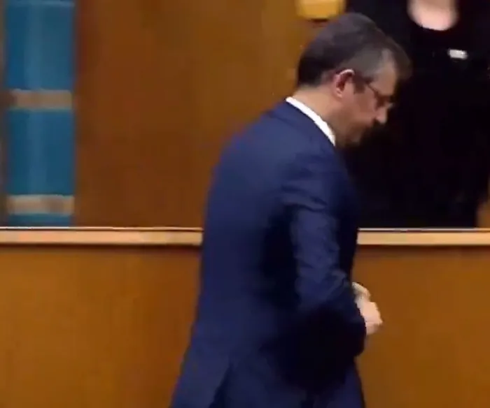 ozgur-ozel-dalga-konusu-oldu-konusmayi-birakti-kendini-alkislamaya-basladi-1705581249180.jpg Özgür Özel dalga konusu oldu! Konuşmayı bıraktı kendini alkışlamaya başladı-3