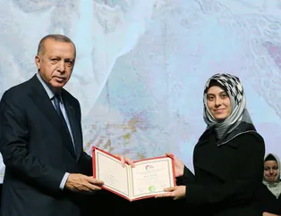 Başkan Erdoğan, yüksek lisans öğrencilerine diplomalarını verdi