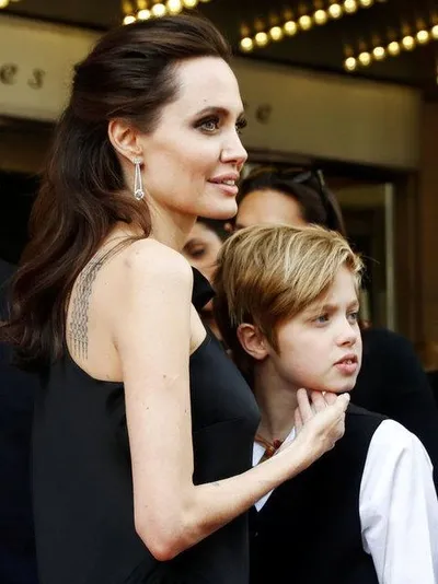 Angelina Jolie çocuklarıyla yemek yedi-8