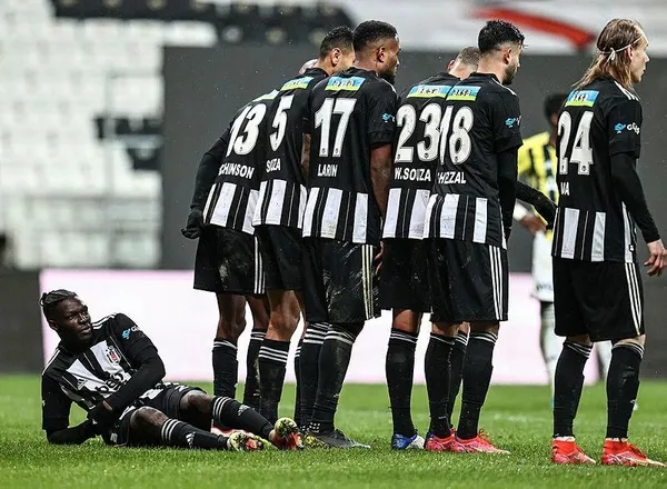 Dolmabahçe’deki müthiş derbide kazanan çıkmadı: Beşiktaş ve Fenerbahçe puanları paylaştı-13