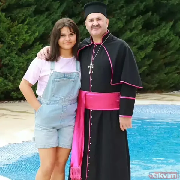 Şafak Sezer, 'Kutsal Damacana 4'Te Kızı Irmak Sezer'le Kamera Karşısına Geçti. Sezer, Daha Önce De Kızı Irmak Sezer'le 'Kolpaçino 3. Devre'de Filminde Rol Aldı.