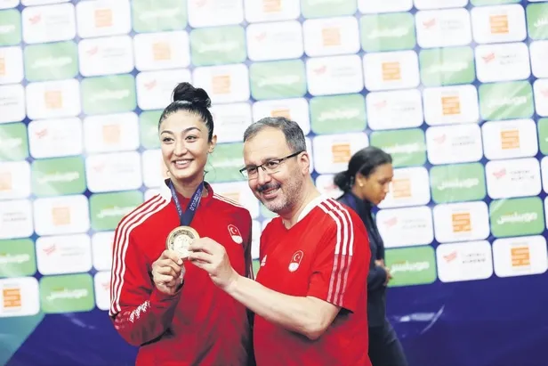 fenerbahceli-taraftarladan-joshua-king-tepkisi-1657066344790.jpeg Fenerbahçeli taraftarladan Joshua King tepkisi!-15