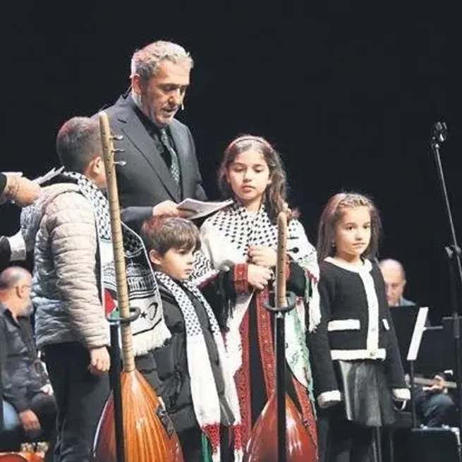 sanatcilardan-gazze-icin-ben-de-oradaydim-konseri-sinan-akcilin-filistinli-gencle-arasinda-gecen-diyalog-yurek-1703226988850.jpg