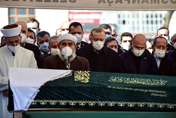 Süleyman Soylu’nun annesi Servet Soylu son yolculuğuna uğurlandı-8