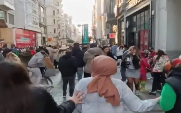yurekler-kavruldu-patlamada-vefat-eden-arzu-ozsoy-kimdir-kizi-yagmur-ucar-kimdir-taksimde-patlamada-sehit-olan-1668410522545.jpg Yürekler kavruldu! Patlamada vefat eden Arzu Özsoy kimdir, kızı Yağmur Uçar kimdir? Taksim'de patlamada şehit olan Arzu Özsoy ve kızı kaç yaşındaydı?-2