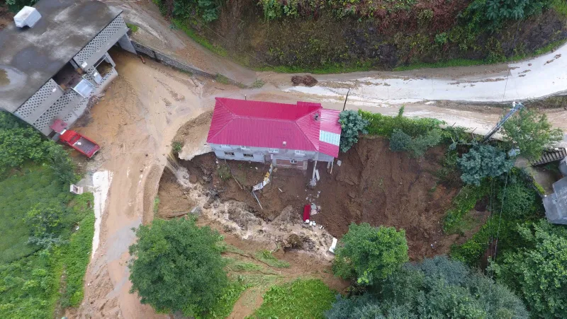 Rize'de 1 ev çöktü, 22 ev boşaltıldı, mahsur kalanlar kurtarıldı - 3