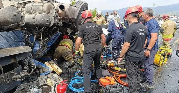 Bolu Dağı’nda feci kaza! Kum yüklü TIR otomobile çarpıp devrildi: 3 kişi hayatını kaybetti