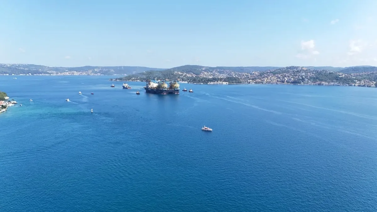 1786013364513.jpeg Dünyanın en büyük üçüncü yarı batık gemisi Saipem 7000 İstanbul Boğazı'ndan geçti-4