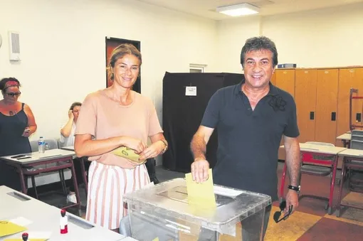 Türkan Şoray ve Sibel Can, oy vermek için gittikleri okulda karşılaştı, hatıra fotoğrafı çektirdiler-8