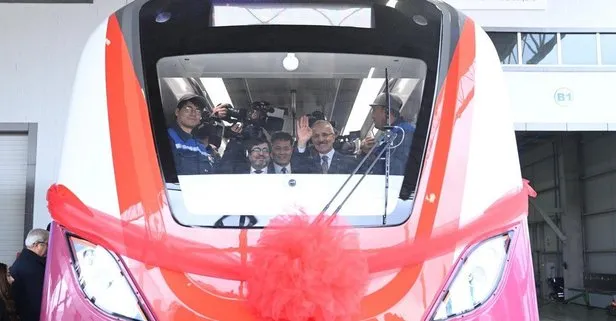 İstanbul Havalimanı Metrosu'nun sürücüsüz yerli tren seti raylara çıkmaya hazır