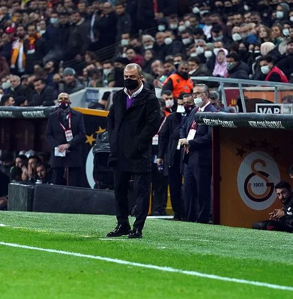 galatasarayli-taraftarlar-fatih-terime-patladi-soylesene-fatih-hoca-takim-neden-oynamiyor-1641665792170.jpeg