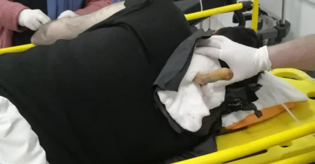 Sırtındaki bıçakla hastaneye kaldırıldı