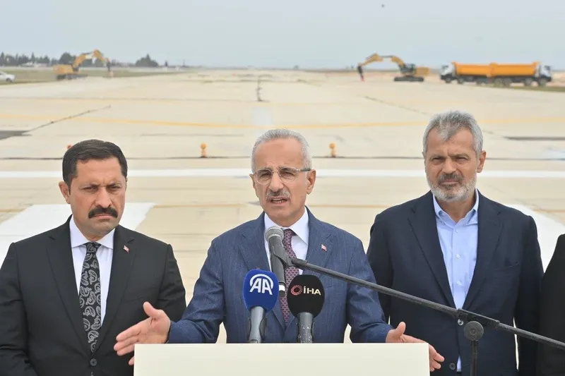 hatay-havalimani-eski-gunlerine-dondu-ulastirma-ve-altyapi-bakani-abdulkadir-uraloglu-acikladi-1712577223381.jpeg