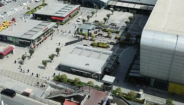 AVM önlerinde yine aynı kuyruk aynı manzara!