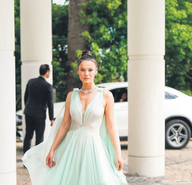 cannes-film-festivaline-katilan-selin-yeninci-wilma-elles-pinar-deniz-ve-meryem-uzerli-ortaligi-yakti-gecti-1653418793073.jpg Cannes Film Festivali’ne katılan Selin Yeninci, Wilma Elles, Pınar Deniz ve Meryem Uzerli ortalığı yaktı geçti!-5