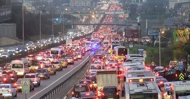 İstanbul'da trafik çilesi bitmiyor! Haftanın ilk iş gününde trafik durma noktasına geldi!