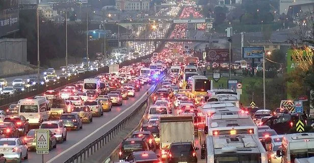 İstanbul’da trafik çilesi bitmiyor! Haftanın ilk iş gününde trafik durma noktasına geldi!