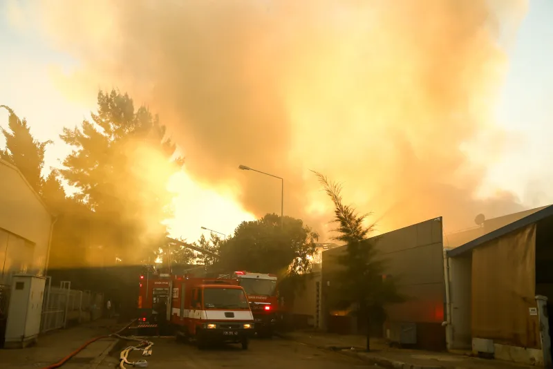 İzmir Çiğli'de korkutan yangın! Madeni yağ deposu alev alev yandı - 6