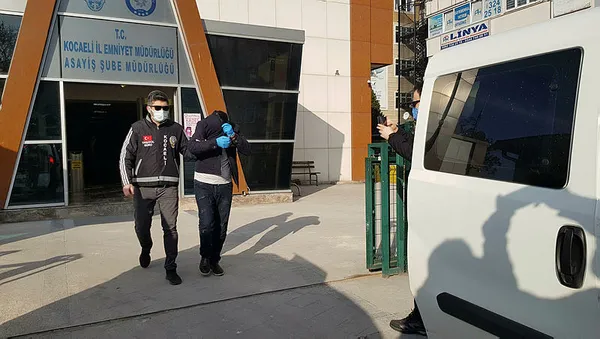 fatih-terimi-de-dolandirmaya-calismislardi-kocaelide-yakalanan-supheliler-adliyede-1614588735997.jpg Fatih Terim'i de dolandırmaya çalışmışlardı! Kocaeli'de yakalanan şüpheliler adliyede-1