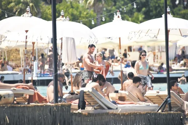 sarkici-alya-guzelligini-gozler-onune-serdi-bodrumda-ruzgar-estirdi-1688068134175.jpeg Şarkıcı Alya güzelliğini gözler önüne serdi! Bodrum'da rüzgar estirdi...-6