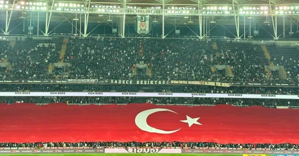 Beşiktaş - Fatih Karagümrük maçında şehitlerimiz unutulmadı | Seremonide "Milletimizin başı sağ olsun" pankartı