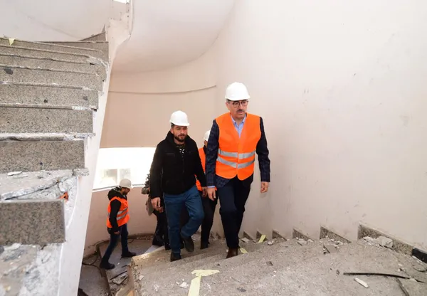 dunyanin-en-sacma-binasi-kahramanmarastaki-18-katli-binanin-sokumu-devam-ediyor-1643721388275.jpg 'Dünyanın en saçma binası' Kahramanmaraş'taki 18 katlı binanın sökümü devam ediyor-2