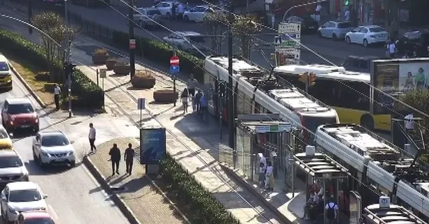 Son dakika: Beyoğlu'nda İETT otobüsü tramvaya çarptı