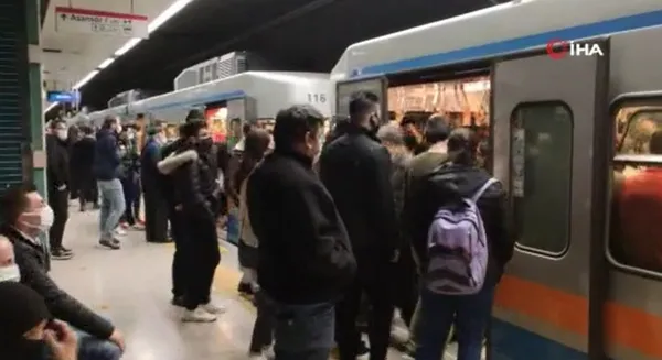 1619597390987.jpg İstanbul'da toplu taşımada sosyal mesafe yine unutuldu! Metro seferleri aksadı vatandaş İBB yetkililerine tepki gösterdi-3