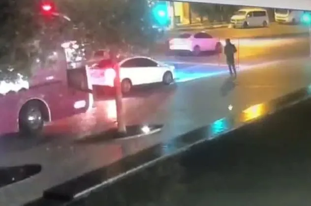 Beyoğlu'nda ışıklarda kanlı pusu! Silahı çıkartıp defalarca ateş etti