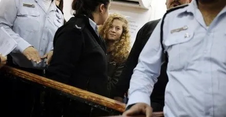 Filistinli cesur kız Ahed'in duruşması yine ertelendi