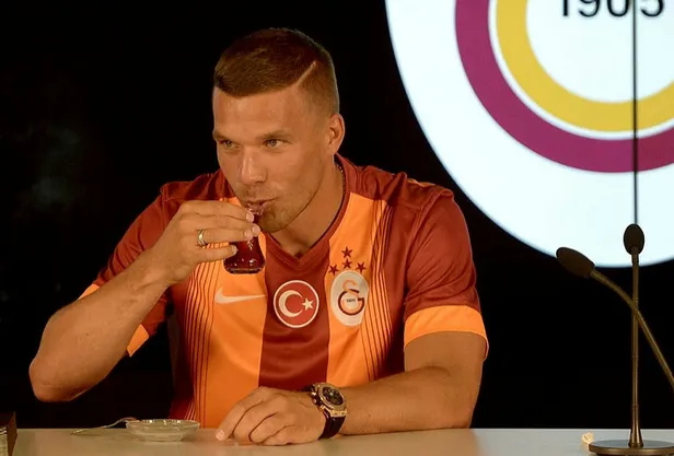 Lukas Podolski ve Emmanuel Eboue'den Fenerbahçeliler'i kızdıran paylaşım-1