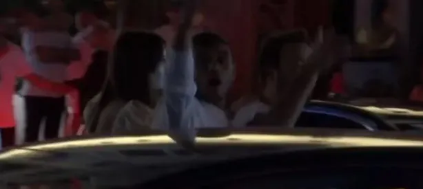 Defne Samyeli'nın 17 yaşındaki kızı Derin Talu erkek arkadaşı küfür kıyamet! Kameralara saldırdı ortalık karıştı-4