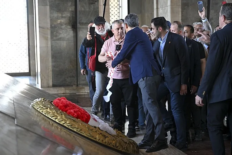 ozgur-ozelden-anitkabirde-ben-genel-baskanim-israri-celenkle-protokolu-delmeye-kalkisti-1780258668993.jpeg Özgür Özel'den Anıtkabir'de "ben genel başkanım" ısrarı: Çelenkle protokolü delmeye kalkıştı-4