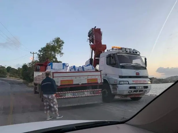 bodrum-yalikavakta-bir-garip-olay-kepce-denize-daldi-1590178623537.jpeg Bodrum Yalıkavak’ta bir garip olay! Kepçe denize daldı-2