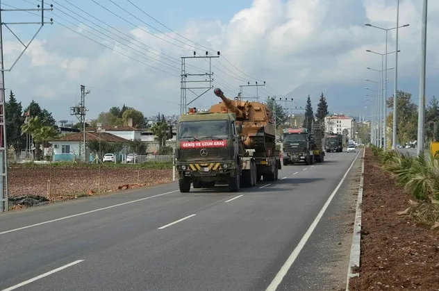 Son dakika: TSK'dan sınır hattına obüs, tank ve komando sevkiyatı