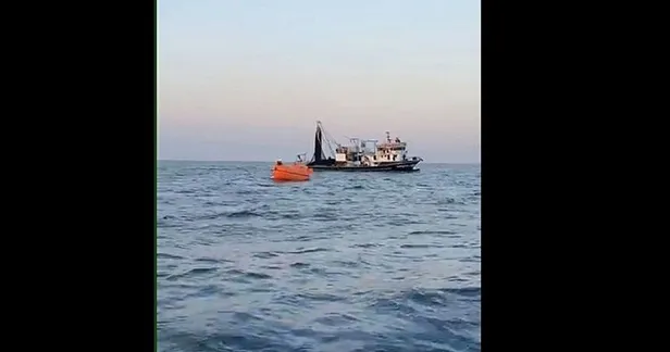 yunanistan-bayrakli-bir-tanker-ile-turk-bayrakli-balik-avlama-teknesi-carpisti-5-balikci-kayip-1605081236155.jpg Yunanistan bayraklı bir tanker ile Türk bayraklı balık avlama teknesi çarpıştı! Acı haber geldi-1