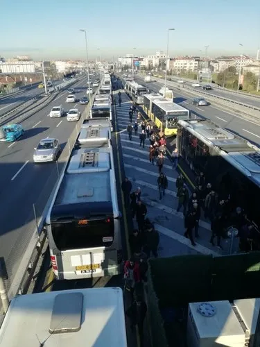 istanbullularin-ulasim-kabusu-bitmiyor-once-tramvay-ardindan-metrobus-seferleri-aksadi-1581578790282.jpeg
