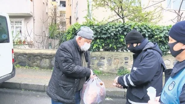 Kovid-19 sevenlerini ayıramadı: Üst geçitte buluşup soluğu nikah salonunda aldılar-9