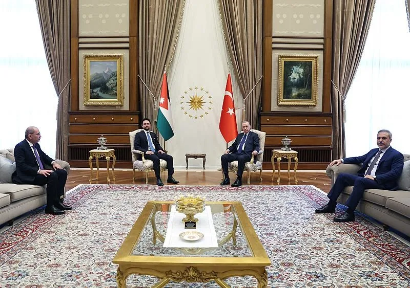 Başkan Recep Tayyip Erdoğan, Cumhurbaşkanlığı Külliyesi'nde Ürdün Haşimi Krallığı Veliaht Prensi Hüseyin Bin Abdullah'ı kabul etti. Kabulde Dışişleri Bakanı Hakan Fidan da hazır bulundu. (AA)