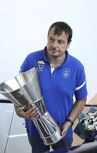 Euroleague’de üst üste ikinci kez şampiyonluk sevinci yaşayan Ergin Ataman kupalara doymuyor