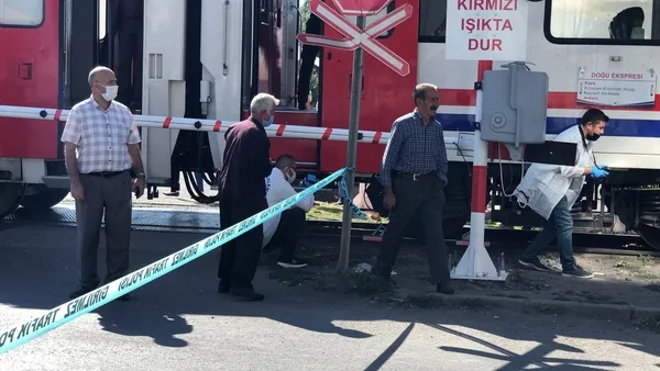 karsta-tren-altinda-kalarak-feci-bir-sekilde-hayatini-kaybetti-1627890399113.jpg Kars’ta tren altında kalarak feci bir şekilde hayatını kaybetti-7