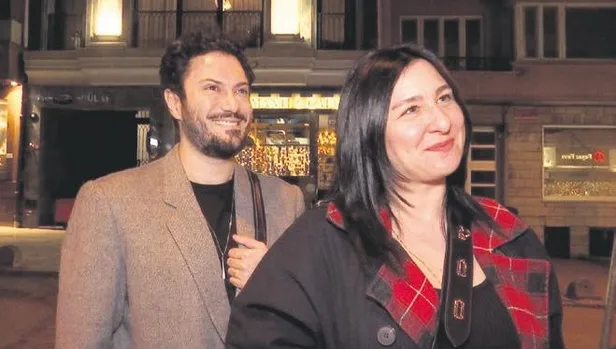 burak-torer-eski-sevgilisi-gulben-ergeni-sahnenin-en-onunden-izledi-saklambac-haberleri-1671311280103.jpeg Burak Törer eski sevgilisi Gülben Ergen’i sahnenin en önünden izledi | Saklambaç haberleri-6