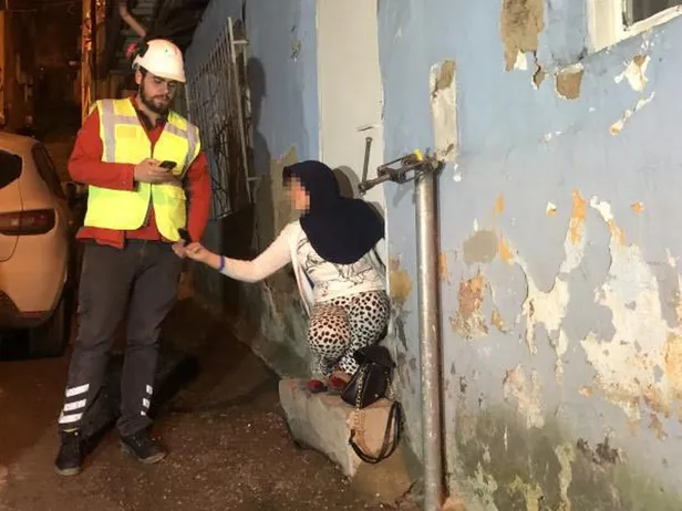 Bursa'da akılalmaz olay! Ağzında sigarayla sokaktaki doğalgaz sayacının borusunu kesti-9