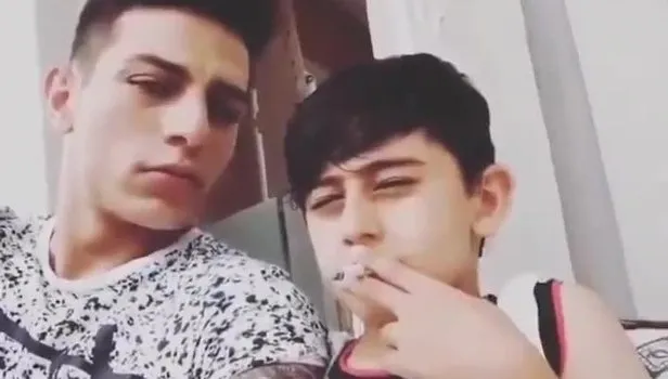 Sosyal medyada tepki çeken görüntüler! Küçücük çocuğa zorla sigara içirdi