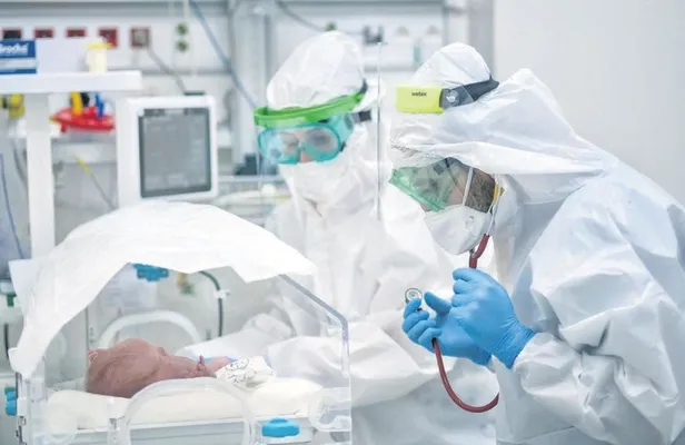 Sağlık çalışanları salgının minik mağdurlarına annelik yapıyor!-2