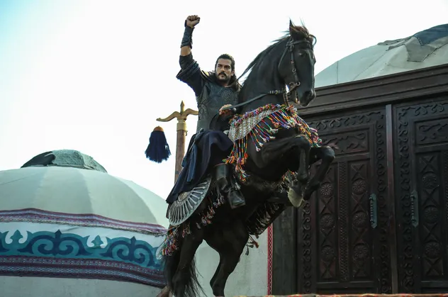 Bursa'da Kuruluş Osman'ın yeni bölümlerini alp kıyafeti giyip kılıç kuşanarak izliyorlar