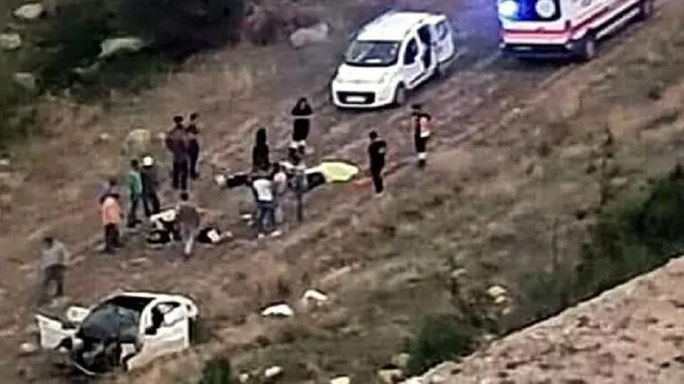 Afyonkarahisar’da feci kaza: 50 metrelik uçurumdan yuvarlandılar!-1