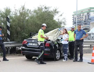 Dehşet veren kaza! Lüks aracın tavanı kamyonda kaldı