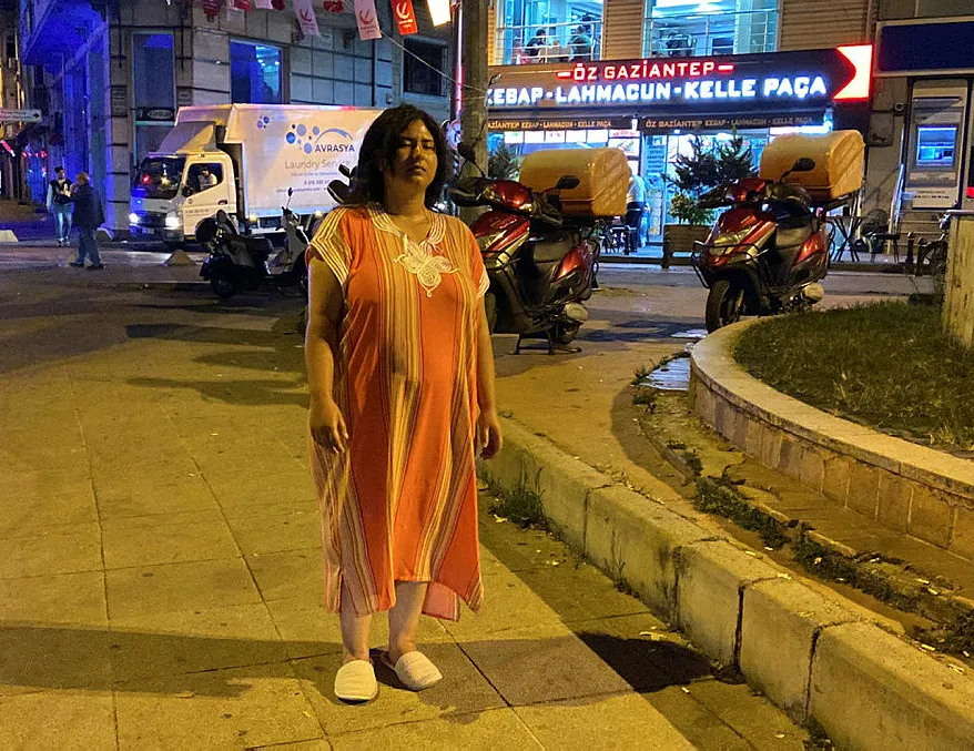 Bir garip olay: Kaldırımda hareketsiz şekilde bekledi